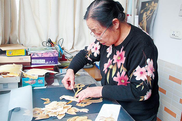 72歲老人的別樣生活:剪紙、做麥秸畫、旅游寫生